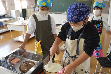 s-5.11.17 調理実習 (9)